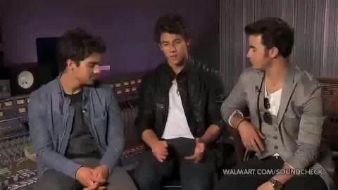 Demi Lovato & Jonas Brothers - Behind The Scenes (2010 Walmart Soundcheck).mp4 1759