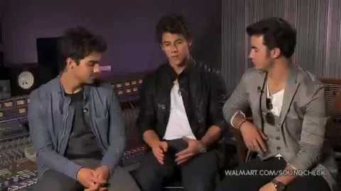 Demi Lovato & Jonas Brothers - Behind The Scenes (2010 Walmart Soundcheck).mp4 1775 - Demilush And Jonas Brothers - Behind The Scenes 2010 Walmart Soundchek Part oo4