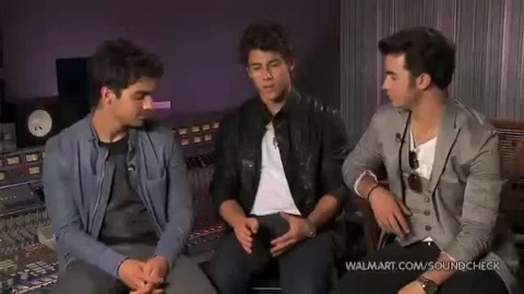 Demi Lovato & Jonas Brothers - Behind The Scenes (2010 Walmart Soundcheck).mp4 1781