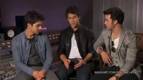 Demi Lovato & Jonas Brothers - Behind The Scenes (2010 Walmart Soundcheck).mp4 1786
