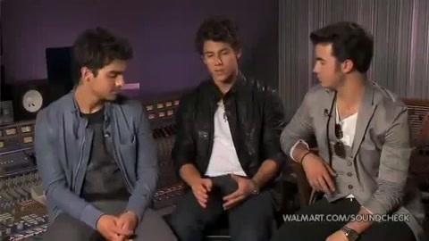 Demi Lovato & Jonas Brothers - Behind The Scenes (2010 Walmart Soundcheck).mp4 1796