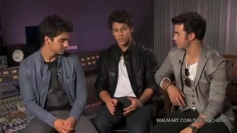 Demi Lovato & Jonas Brothers - Behind The Scenes (2010 Walmart Soundcheck).mp4 1801