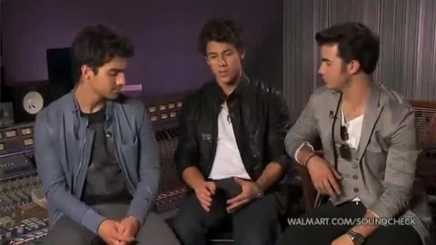 Demi Lovato & Jonas Brothers - Behind The Scenes (2010 Walmart Soundcheck).mp4 1807