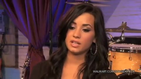 Demi Lovato & Jonas Brothers - Behind The Scenes (2010 Walmart Soundcheck).mp4 2661