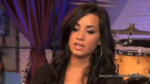 Demi Lovato & Jonas Brothers - Behind The Scenes (2010 Walmart Soundcheck).mp4 2675