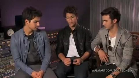 Demi Lovato & Jonas Brothers - Behind The Scenes (2010 Walmart Soundcheck).mp4 1829