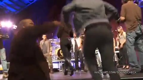 Demi Lovato & Jonas Brothers - Behind The Scenes (2010 Walmart Soundcheck).mp4 2289