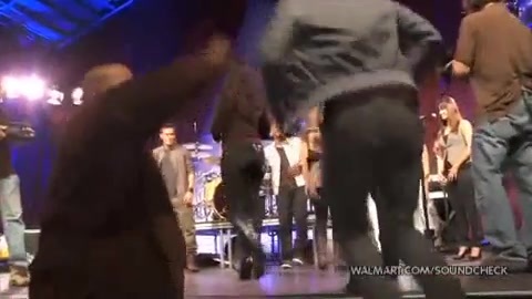 Demi Lovato & Jonas Brothers - Behind The Scenes (2010 Walmart Soundcheck).mp4 2299