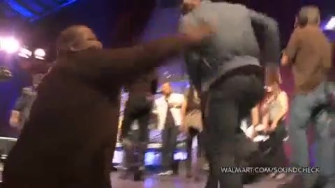 Demi Lovato & Jonas Brothers - Behind The Scenes (2010 Walmart Soundcheck).mp4 2315