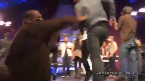 Demi Lovato & Jonas Brothers - Behind The Scenes (2010 Walmart Soundcheck).mp4 2324