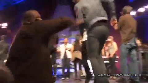 Demi Lovato & Jonas Brothers - Behind The Scenes (2010 Walmart Soundcheck).mp4 2331