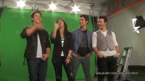 Demi Lovato & Jonas Brothers - Behind The Scenes (2010 Walmart Soundcheck).mp4 3502