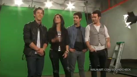 Demi Lovato & Jonas Brothers - Behind The Scenes (2010 Walmart Soundcheck).mp4 3099