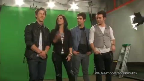 Demi Lovato & Jonas Brothers - Behind The Scenes (2010 Walmart Soundcheck).mp4 3103