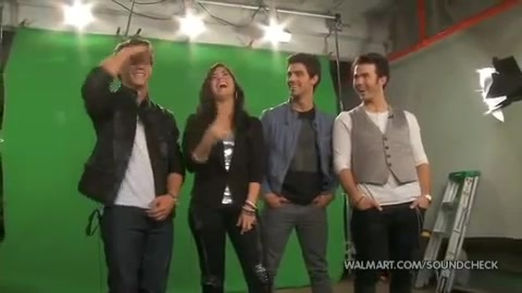 Demi Lovato & Jonas Brothers - Behind The Scenes (2010 Walmart Soundcheck).mp4 3521