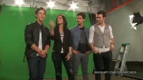 Demi Lovato & Jonas Brothers - Behind The Scenes (2010 Walmart Soundcheck).mp4 3115