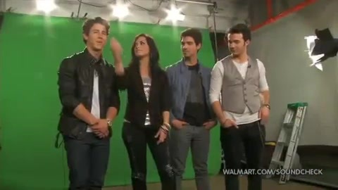 Demi Lovato & Jonas Brothers - Behind The Scenes (2010 Walmart Soundcheck).mp4 3124