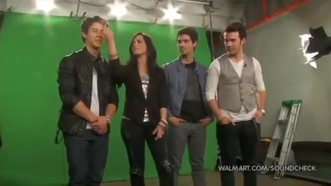 Demi Lovato & Jonas Brothers - Behind The Scenes (2010 Walmart Soundcheck).mp4 3151