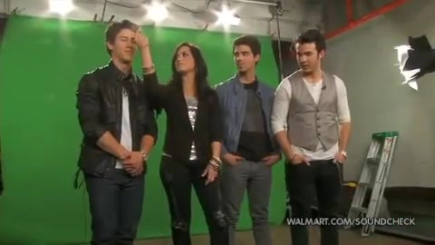 Demi Lovato & Jonas Brothers - Behind The Scenes (2010 Walmart Soundcheck).mp4 3169