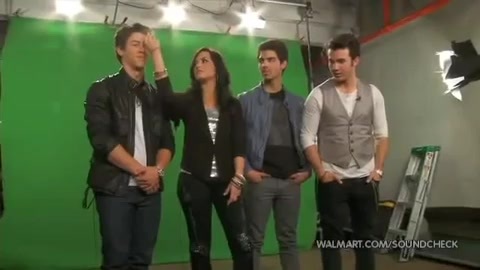 Demi Lovato & Jonas Brothers - Behind The Scenes (2010 Walmart Soundcheck).mp4 3189