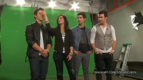 Demi Lovato & Jonas Brothers - Behind The Scenes (2010 Walmart Soundcheck).mp4 3211