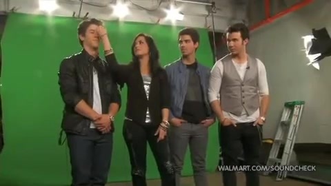 Demi Lovato & Jonas Brothers - Behind The Scenes (2010 Walmart Soundcheck).mp4 3213