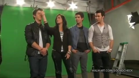 Demi Lovato & Jonas Brothers - Behind The Scenes (2010 Walmart Soundcheck).mp4 3229