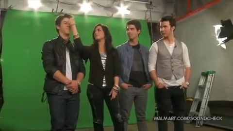 Demi Lovato & Jonas Brothers - Behind The Scenes (2010 Walmart Soundcheck).mp4 3247