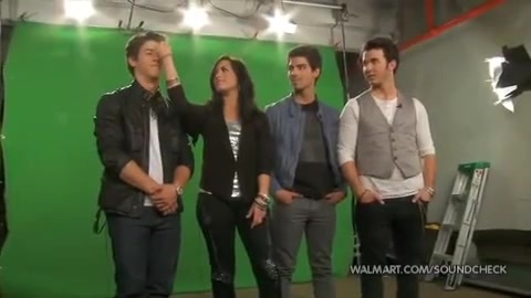 Demi Lovato & Jonas Brothers - Behind The Scenes (2010 Walmart Soundcheck).mp4 3268