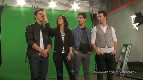 Demi Lovato & Jonas Brothers - Behind The Scenes (2010 Walmart Soundcheck).mp4 3272