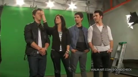 Demi Lovato & Jonas Brothers - Behind The Scenes (2010 Walmart Soundcheck).mp4 3285