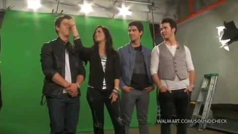 Demi Lovato & Jonas Brothers - Behind The Scenes (2010 Walmart Soundcheck).mp4 3302