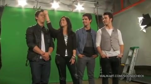 Demi Lovato & Jonas Brothers - Behind The Scenes (2010 Walmart Soundcheck).mp4 3356