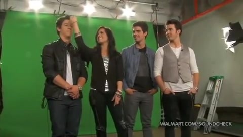 Demi Lovato & Jonas Brothers - Behind The Scenes (2010 Walmart Soundcheck).mp4 3364