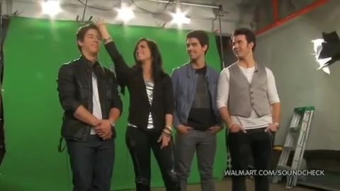 Demi Lovato & Jonas Brothers - Behind The Scenes (2010 Walmart Soundcheck).mp4 3399
