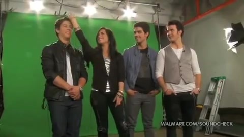 Demi Lovato & Jonas Brothers - Behind The Scenes (2010 Walmart Soundcheck).mp4 3400