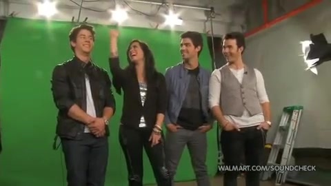 Demi Lovato & Jonas Brothers - Behind The Scenes (2010 Walmart Soundcheck).mp4 3471