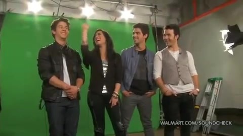 Demi Lovato & Jonas Brothers - Behind The Scenes (2010 Walmart Soundcheck).mp4 3476