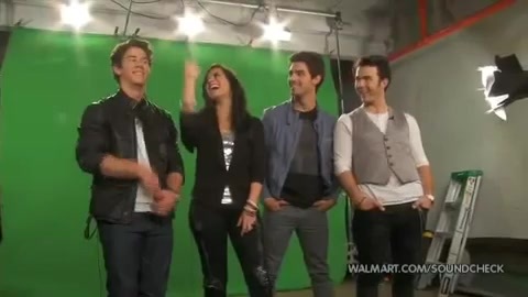 Demi Lovato & Jonas Brothers - Behind The Scenes (2010 Walmart Soundcheck).mp4 3483