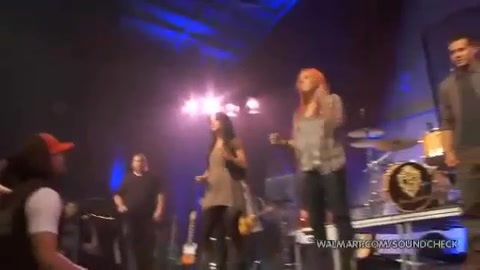 Demi Lovato & Jonas Brothers - Behind The Scenes (2010 Walmart Soundcheck).mp4 4483