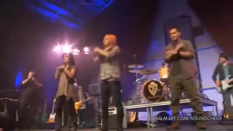 Demi Lovato & Jonas Brothers - Behind The Scenes (2010 Walmart Soundcheck).mp4 4571