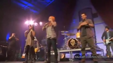 Demi Lovato & Jonas Brothers - Behind The Scenes (2010 Walmart Soundcheck).mp4 4587