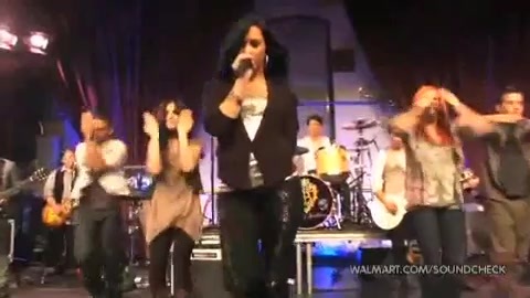 Demi Lovato & Jonas Brothers - Behind The Scenes (2010 Walmart Soundcheck).mp4 5002