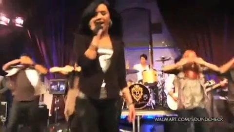 Demi Lovato & Jonas Brothers - Behind The Scenes (2010 Walmart Soundcheck).mp4 5037