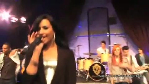 Demi Lovato & Jonas Brothers - Behind The Scenes (2010 Walmart Soundcheck).mp4 5090