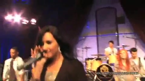 Demi Lovato & Jonas Brothers - Behind The Scenes (2010 Walmart Soundcheck).mp4 5119
