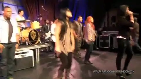 Demi Lovato & Jonas Brothers - Behind The Scenes (2010 Walmart Soundcheck).mp4 5562