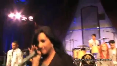 Demi Lovato & Jonas Brothers - Behind The Scenes (2010 Walmart Soundcheck).mp4 5134