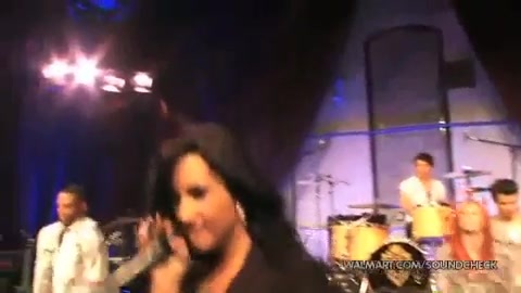 Demi Lovato & Jonas Brothers - Behind The Scenes (2010 Walmart Soundcheck).mp4 5135
