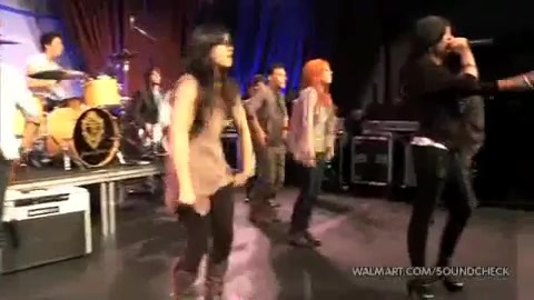 Demi Lovato & Jonas Brothers - Behind The Scenes (2010 Walmart Soundcheck).mp4 5598